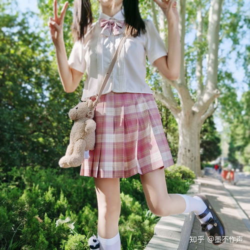 为什么网络上大部分穿jk和lo服的女孩子照片手机长脸上了,或者是没有头