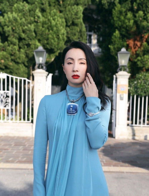 中年女性怎么穿才美陶虹来教你,身穿墨绿色连衣裙,优雅又大气