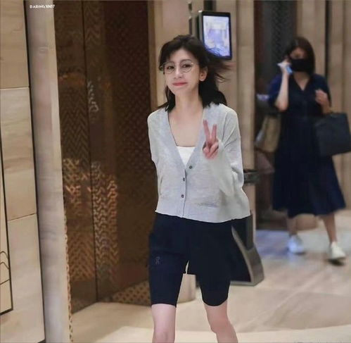 51岁贾静雯出门被偶遇,真人身材娇小,穿奶奶衫却还像个少女