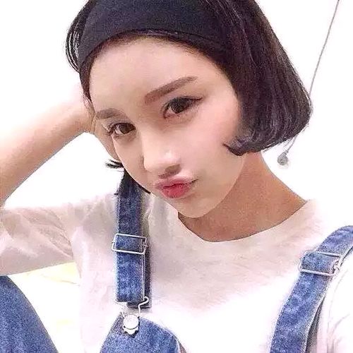 清纯可爱的短发女生