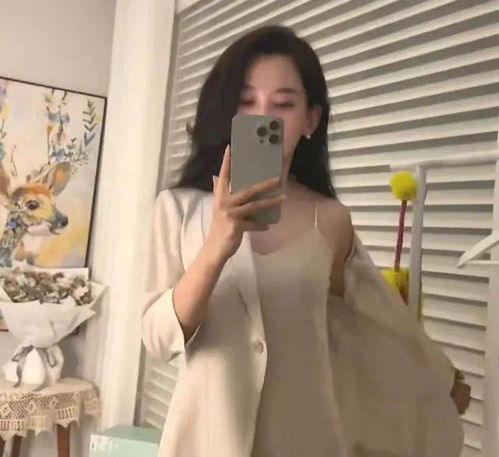汪峰女友被偶遇,两男助理提包排场大,真人长相身材让人惊叹