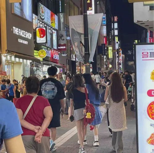 王思聪明洞被偶遇,四美女陪同女友懒懒也在,戴千万名表真人很帅