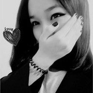 谁推荐一个好看的伤感黑白女头像