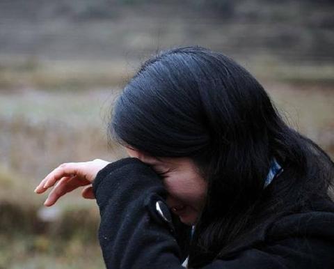 女孩远嫁他乡10年不联系,晚上梦见母亲去世,隔天回娘家傻眼了