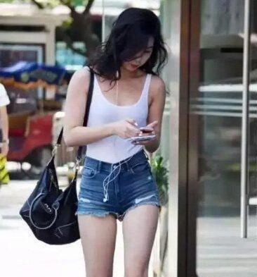 街拍美女穿牛仔短裤的女孩,气质出众,有一种青春的气息