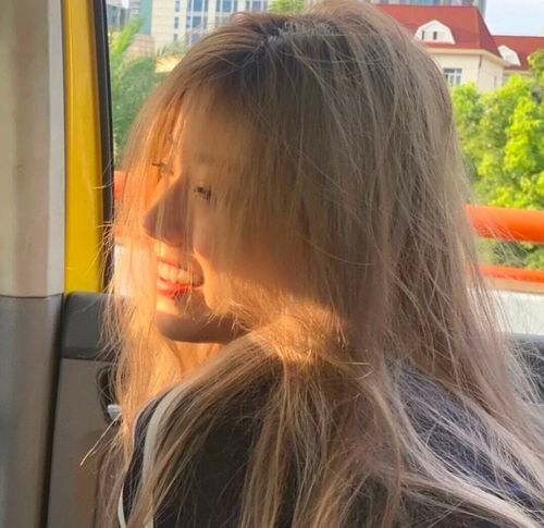 女生头像热爱奔赴阳光