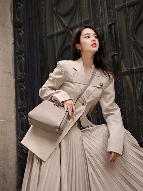 冬季西装也能穿出大女人味穿黑色西装配半身裙,时髦又高级