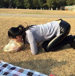 搞笑图片段子姑娘你很热吗为什么地上放了一个小风扇呀