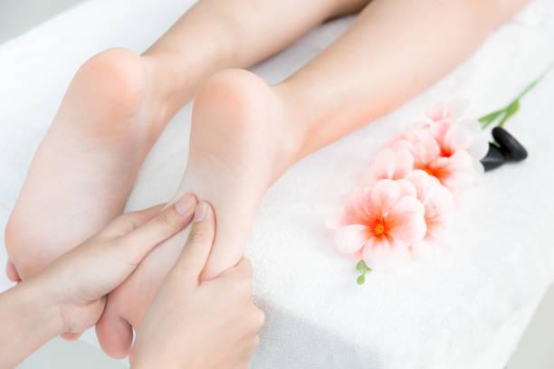女孩子应该如何保养自己的美脚丫,简单的足部按摩,情侣也可以做