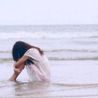 低头的伤感女生头像你独自转身离去把最初的美丽遗弃