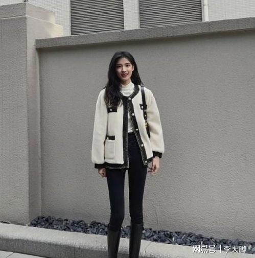 被上海女生时尚街拍惊艳了靴要长筒裤要拖地,高级有气质
