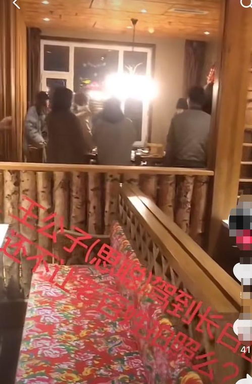 王思聪戴情侣帽秀恩爱,与一客车美女滑雪,曾表示自己是不婚主义