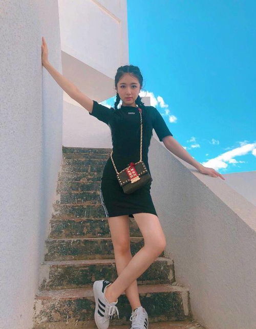 李兰迪也太甜了吧穿亮蓝色连衣裙现身机场,肉嘟嘟圆脸太可爱