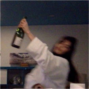 伤感头像女生冷淡喝酒痛苦的女生样子也是比较拽的