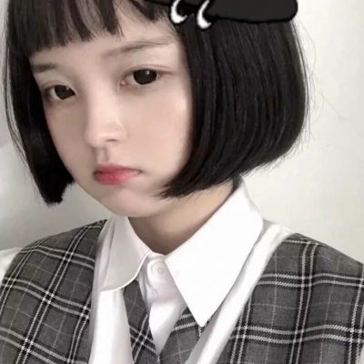 温柔女头真人,短发清纯美女卖萌搞怪的