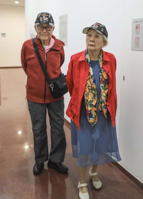 青春之歌展映,86岁少女谢芳现场甜蜜蜜,还戴情侣帽