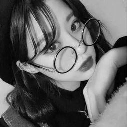 深夜伤感的情感句子,我有两个我,一个冷漠一个热情全世界