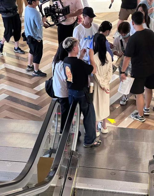 30岁杨紫商场被偶遇,脚踝纤细太瘦削,真人被赞比照片好看100倍