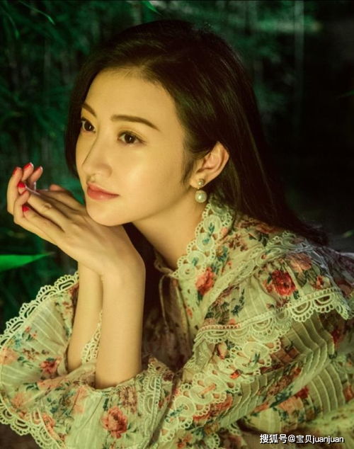甜美女王的景甜,白色镂空裙不仅展现绝佳的气质,还活泼可爱
