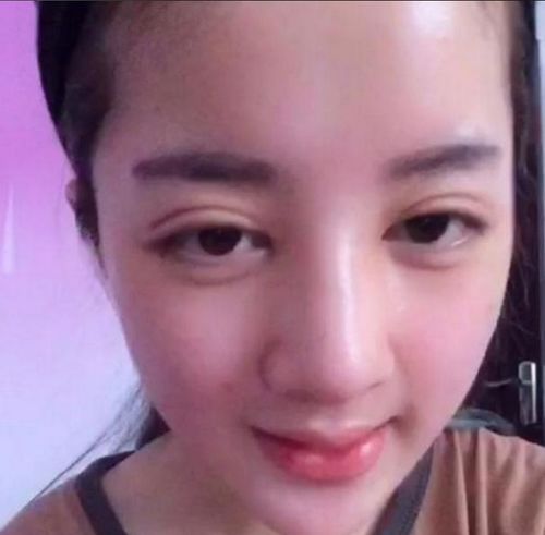 一女孩把自己整容成迪丽热巴,网友简直是翻版的迪丽热巴