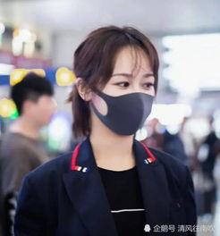 杨紫现身高铁站近照被曝光,独自一人气质优雅,大口罩挡不住笑脸