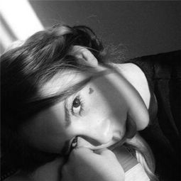 抖音最火女生伤感头像黑白爱一个人没有回应
