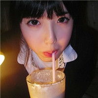 女生黑白戴帽子头像