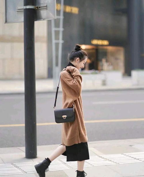 街拍30成熟女性的简约穿法,毛衣牛仔裤短发,穿出20岁感觉