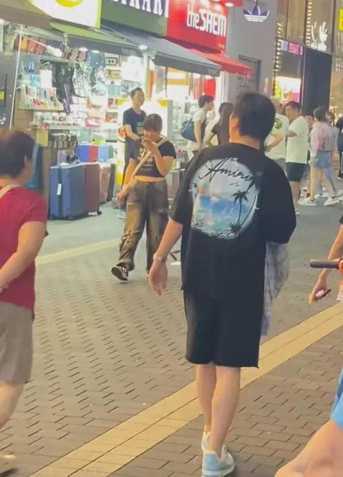 王思聪明洞被偶遇,四美女陪同女友懒懒也在,戴千万名表真人很帅