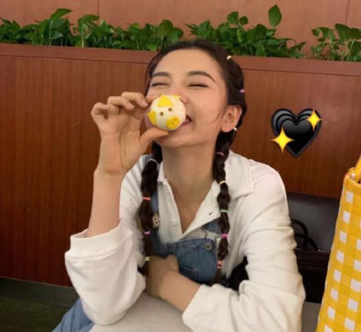 宋祖儿初恋背带裙穿搭,完美诠释少女气息感,任谁看完会不爱