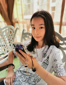 赵文卓12岁大女儿近照,身材高挑腿又长又直,长相像爸气质像妈