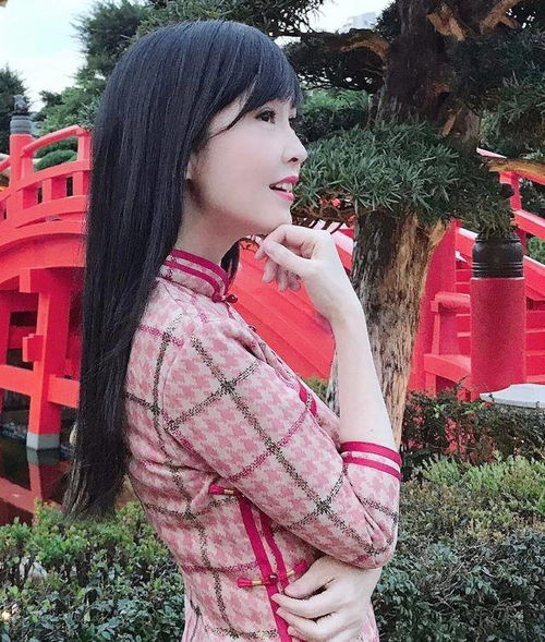 周慧敏不愧是玉女掌门人,52岁依旧少女,穿旗袍美得惊艳时光