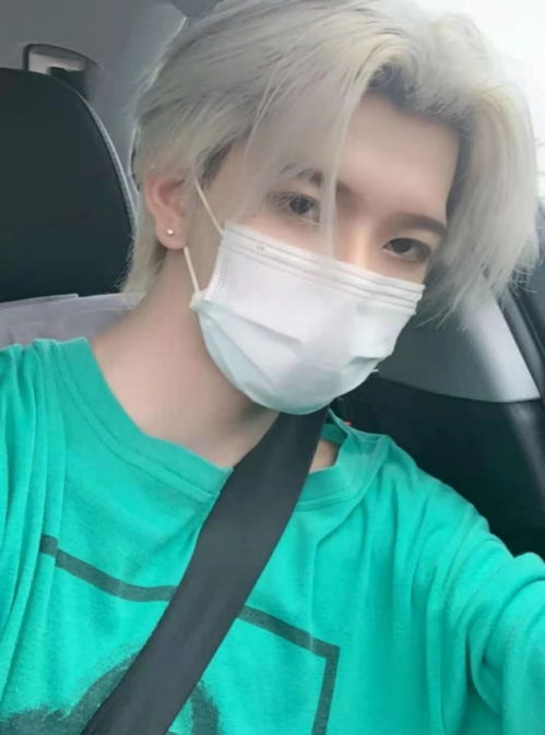 继七鹤蔡萝莉后,又惊现一位口罩男神,看清真容后却太惊艳