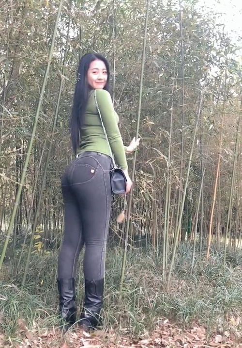 微胖美女穿搭牛仔裤,演绎出背影女神,时尚气质佳
