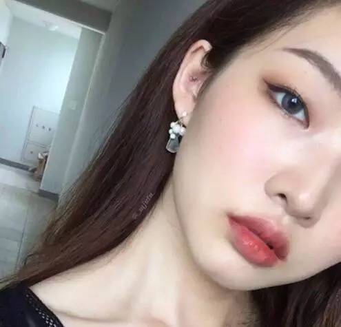 裙子穿腻了尝试简洁大方的裤装也不错
