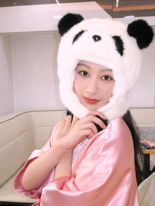 杨紫晒随拍美照,穿粉衣戴熊猫帽子卖萌,甜美可爱像极18岁美少女