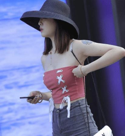 街拍美女小姐姐抹胸这样穿不怕掉下来吗不过我更注意她的鞋子