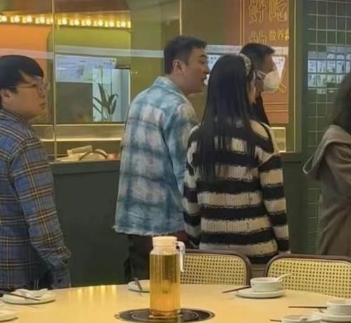 王思聪为网红美女庆生,送40万一瓶洋酒显阔气,近照发福头发凌乱