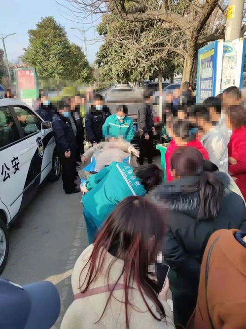 邓州体育场门口一花季少女神志不清躺马路