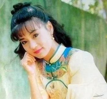 琼女郎刘雪华因刘德凯摘子宫,爱夫坠楼离世,61岁以狗为伴
