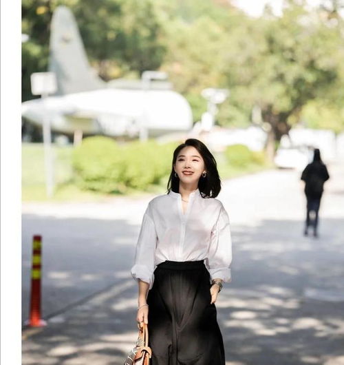 适合成熟女人的4组配色,简约自然又显年轻,端庄大气又有品味
