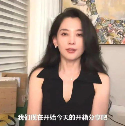 汪峰女友被偶遇,两男助理提包排场大,真人长相身材让人惊叹