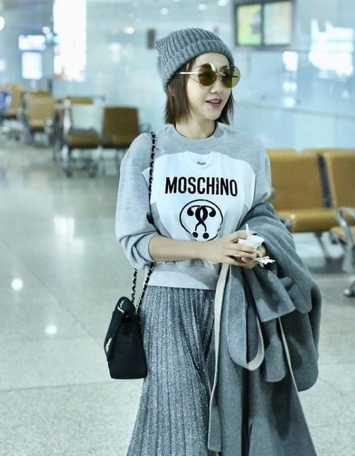 杨蓉穿纱裙亮相机场,粗壮小腿若隐若现,38岁还扮清纯少女
