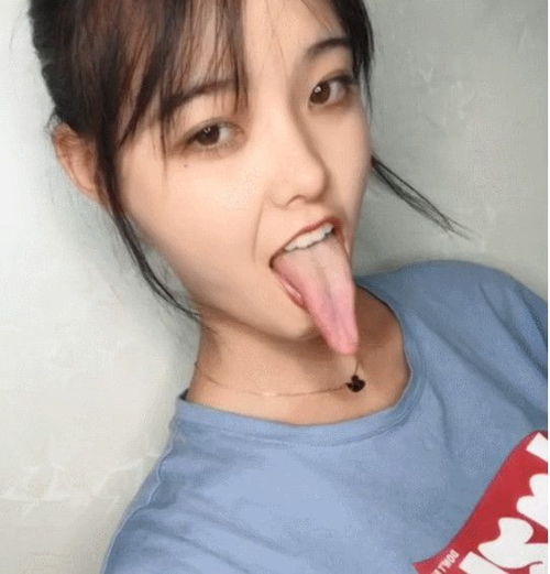 抖音长舌女神火了,用舌头挑逗卖萌那瞬间,网友真长