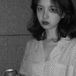 qq头像女黑白伤感头像只因那时年少
