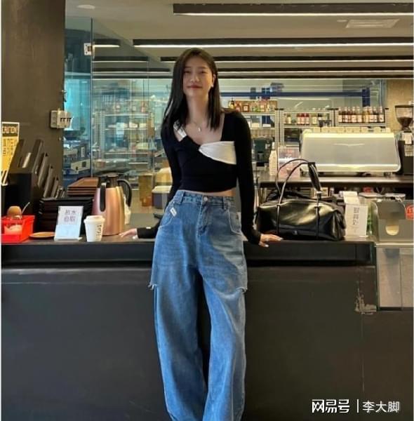 被上海女生时尚街拍惊艳了靴要长筒裤要拖地,高级有气质