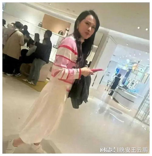 在机场偶遇伊能静一家,真人并不年轻,不穿少女衣服跟大妈无异