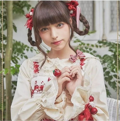 日本爆红的洛丽塔美少女,真人版混血芭比,靠漫画眼成新晋宅男女神