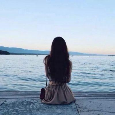 蓝色大海唯美女生背影头像有意境的伤感背影头像海边