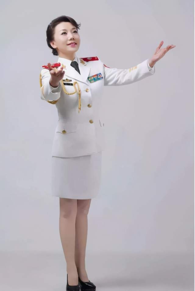苏提达又穿情侣装了一身戎装清新减龄,撞衫女星演绎高级美